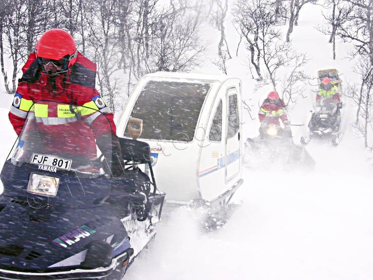 fjll, fjllet, fjllrddare, fjllrddning, kommunikation, kommunikationer, landfart, motor, ovder, skoter, snskoter, snstorm, storm, vinter, ventyr