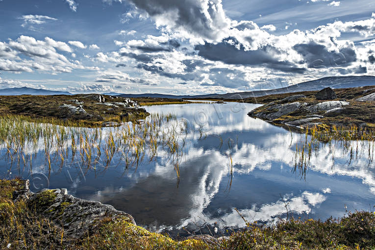 fjll, fjllandskap, fjllmotiv, fjllnatur, fjlltjrn, himmel, hst, Jmtland, Landskap, molnhimmel, natur, spegling, stmning, stmningsbild, stmningsbilder, tjrn, vatten, vattenblnk, vattenspegling, rstid, rstider