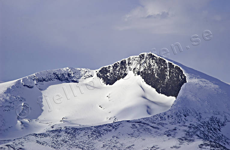 Fjället Helags med glaciären blå, drönarbilder, drönarfoto, fjäll, fjälltopp, flygbild, flygbilder, Flygfoto, flygfoton, glaciär, Helags, Jämtland, klippa, klippvägg, Landskap, mast, radiomast, snö, topp, vinter