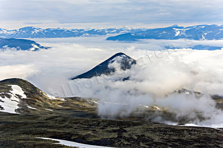 Fjället Slugga i dimma drönarbilder, drönarfoto, fjäll, fjälltopp, flygbild, flygbilder, Flygfoto, flygfoton, heligt, Landskap, lappland, moln, Slugga, sommar, Svenska Fjällen