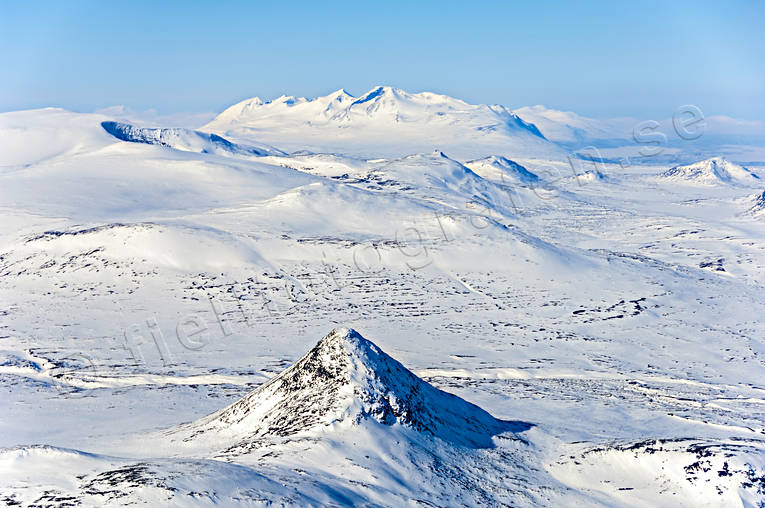 Fjället Slugga och Akkamassivet Akka, Akkamassivet, drönarbilder, drönarfoto, fjäll, fjälltopp, flygbild, flygbilder, Flygfoto, flygfoton, heligt, Landskap, lappland, nationalpark, samekultur, Sjöfallets, Slugga, Svenska Fjällen, vinter