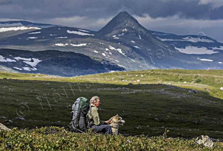 Fjällvandrare och fjället Slugga fjäll, fjällandskap, fjällen, fjällnatur, fjälltopp, fjällvandra, fjällvandrare, fjällvandring, fjällvistelse, friluftsliv, högfjäll, Landskap, lappland, natur, Slugga, sommar, sommarfjäll