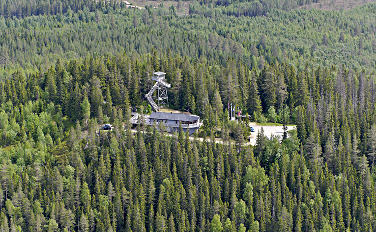 Flataklocken Sveriges geografiska mittpunkt anläggningar, drönarbilder, drönarfoto, Flataklocken, flygbild, flygbilder, Flygfoto, flygfoton, geografiska, Medelpad, mittpunkt, sommar, sveriges, utsiktstorn