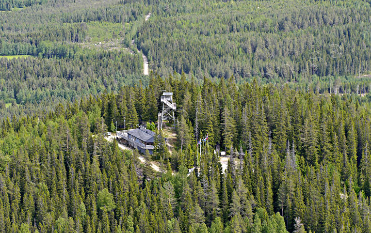 Flataklocken Sveriges geografiska mittpunkt anläggningar, drönarbilder, drönarfoto, Flataklocken, flygbild, flygbilder, Flygfoto, flygfoton, geografiska, Medelpad, mittpunkt, sommar, sveriges, utsiktstorn