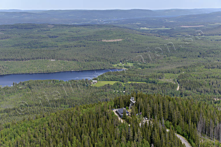 Flataklocken Sveriges geografiska mittpunkt anläggningar, drönarbilder, drönarfoto, Flataklocken, flygbild, flygbilder, Flygfoto, flygfoton, geografiska, Medelpad, mittpunkt, sommar, sveriges, utsiktstorn
