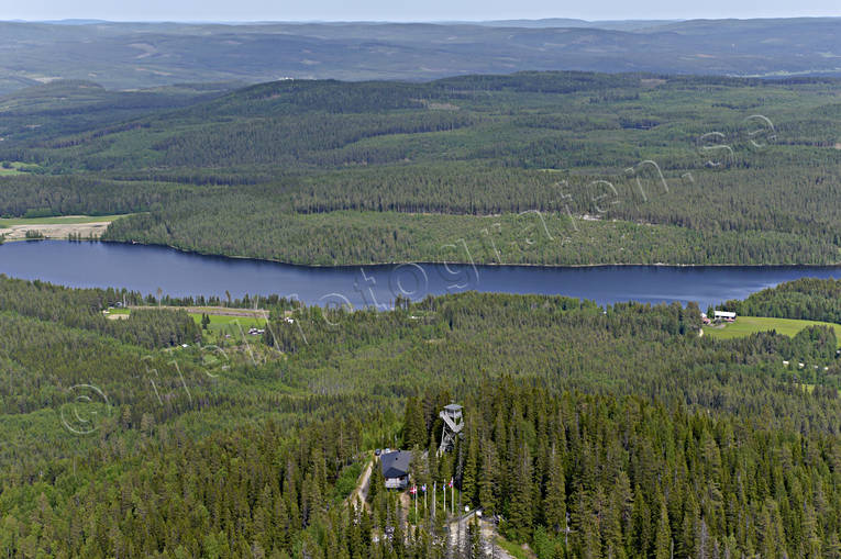 Flataklocken Sveriges geografiska mittpunkt anläggningar, drönarbilder, drönarfoto, Flataklocken, flygbild, flygbilder, Flygfoto, flygfoton, geografiska, Medelpad, mittpunkt, sommar, sveriges, utsiktstorn