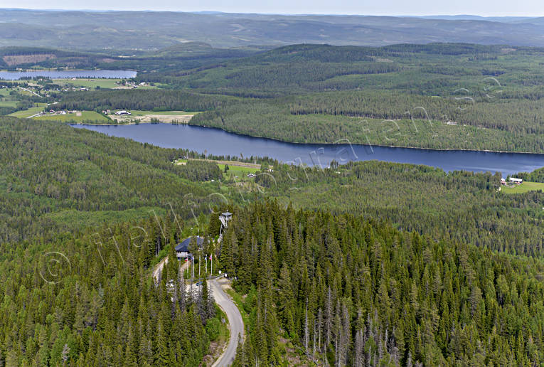 Flataklocken Sveriges geografiska mittpunkt anläggningar, drönarbilder, drönarfoto, Flataklocken, flygbild, flygbilder, Flygfoto, flygfoton, geografiska, Medelpad, mittpunkt, sommar, sveriges, utsiktstorn