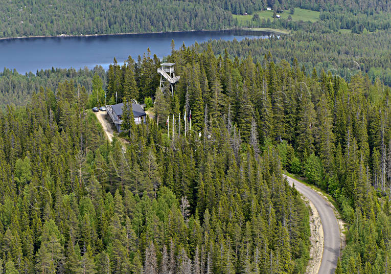Flataklocken Sveriges geografiska mittpunkt anläggningar, drönarbilder, drönarfoto, Flataklocken, flygbild, flygbilder, Flygfoto, flygfoton, geografiska, Medelpad, mittpunkt, sommar, sveriges, utsiktstorn