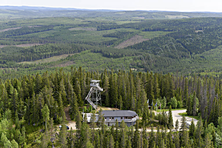 Flataklocken Sveriges geografiska mittpunkt anläggningar, drönarbilder, drönarfoto, Flataklocken, flygbild, flygbilder, Flygfoto, flygfoton, geografiska, Medelpad, mittpunkt, sommar, sveriges, utsiktstorn