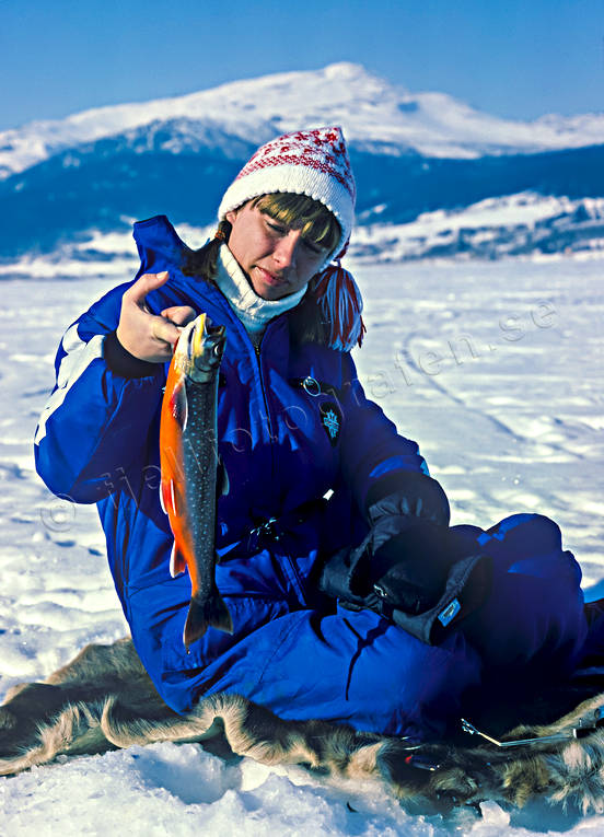 Flicka med röding fiske, flicka, isfiske, kvinna, pimpel, pimpelfiske, röding, sportfiske, tjej, vinterfiske, Åre, Åresjön, Åreskutan