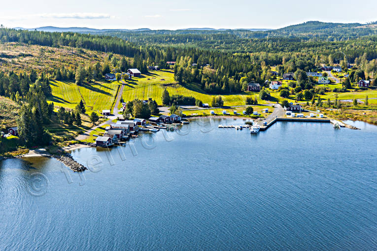 Flygbild Barstahamn anläggningar, Barstahamn, Barstaviken, båthus, drönarbilder, drönarfoto, fiskeläge, flygbild, flygbilder, Flygfoto, flygfoton, Landskap, småbåtshamn, sommar, stugor, Ångermanland
