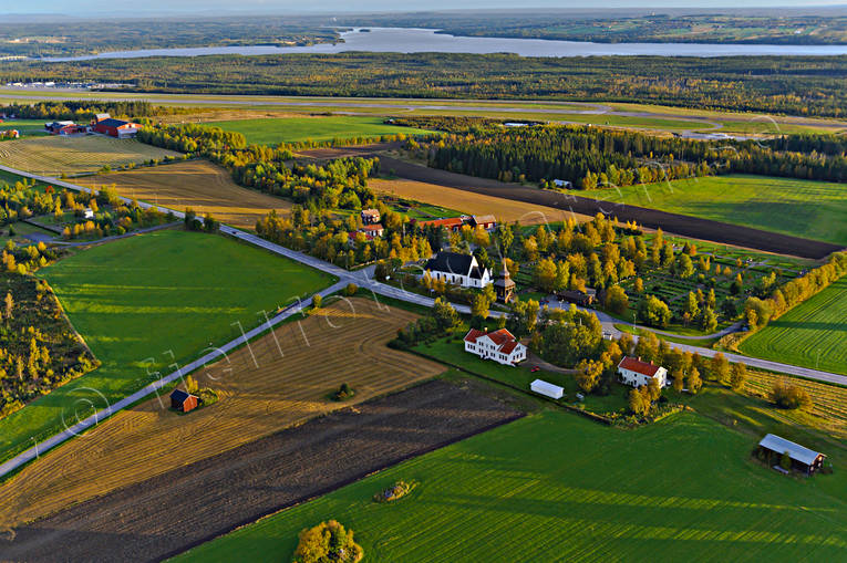 Flygbild Frösö kyrka drönarbilder, drönarfoto, flygbild, flygbilder, Flygfoto, flygfoton, Frösö kyrka, Frösön, höst, Jämtland, städer, Östersund