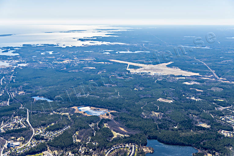 Flygbild Söderhamn Flygplats drönarbilder, drönarfoto, flygbild, flygbilder, Flygfoto, flygfoton, flygfält, flygplats, Färssjön, Hälsingland, Lugnsjön, samhällen, städer, Söderhamn, Söderhamnsfjärden, Vadtjärnen, vår