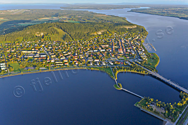 Flygbild över Frösön drönarbilder, drönarfoto, flygbild, flygbilder, Flygfoto, flygfoton, frösöbron, Frösön, höst, Jämtland, städer, Östersund