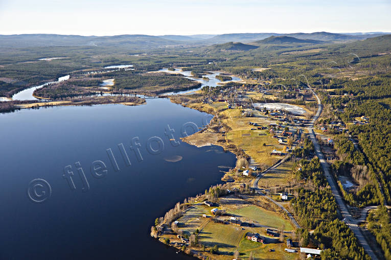 Flygbild över Hedeviken drönarbilder, drönarfoto, flygbild, flygbilder, Flygfoto, flygfoton, Hedeviken, Härjedalen, höst, Ljusnan, samhällen, Vikarsjön