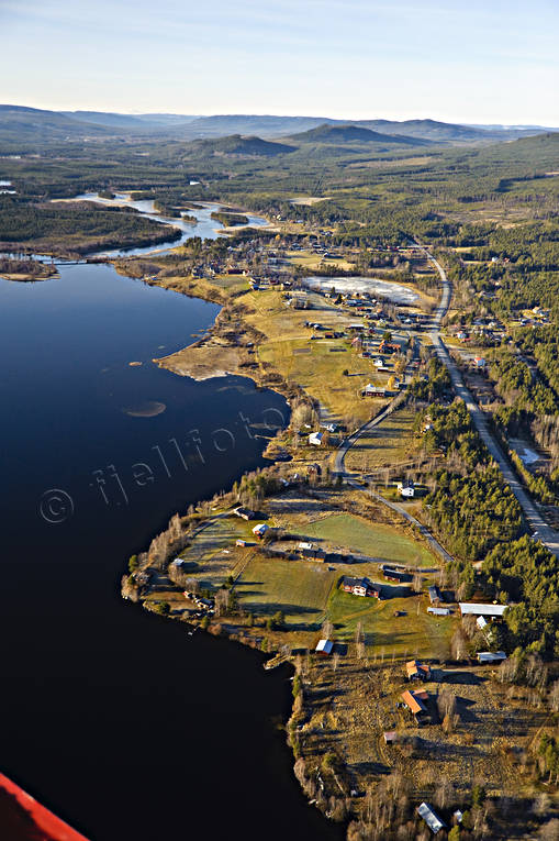 Flygbild över Hedeviken drönarbilder, drönarfoto, flygbild, flygbilder, Flygfoto, flygfoton, Hedeviken, Härjedalen, höst, Ljusnan, samhällen, Vikarsjön