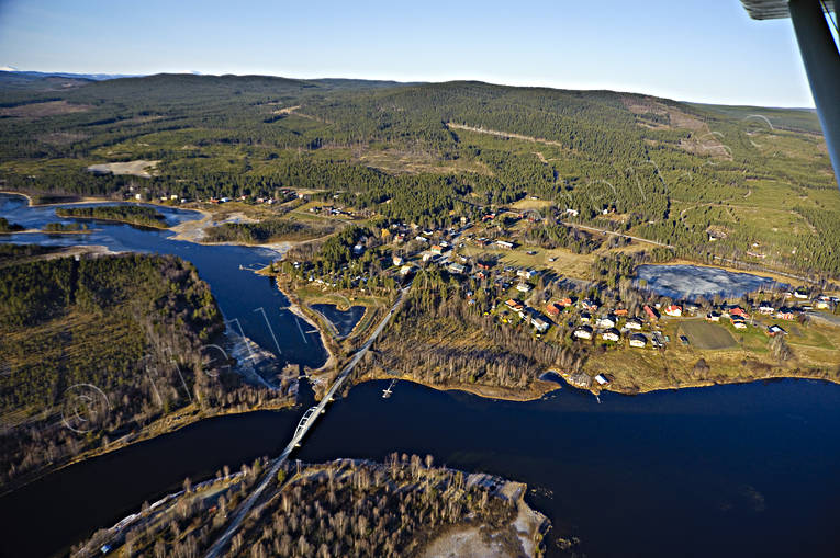 Flygbild över Hedeviken drönarbilder, drönarfoto, flygbild, flygbilder, Flygfoto, flygfoton, Hedeviken, Härjedalen, höst, Ljusnan, samhällen, Vikarsjön
