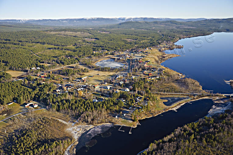 Flygbild över Hedeviken drönarbilder, drönarfoto, flygbild, flygbilder, Flygfoto, flygfoton, Hedeviken, Härjedalen, höst, Ljusnan, samhällen, Vikarsjön