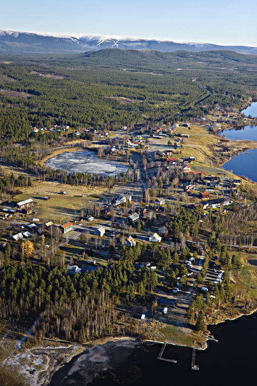 Flygbild över Hedeviken drönarbilder, drönarfoto, flygbild, flygbilder, Flygfoto, flygfoton, Hedeviken, Härjedalen, höst, Ljusnan, samhällen, Vikarsjön