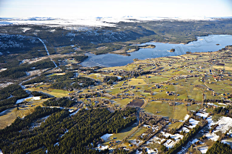 Flygbild över Klövsjö och Klövsjön drönarbilder, drönarfoto, flygbild, flygbilder, Flygfoto, flygfoton, höst, Jämtland, Klövsjö, Klövsjön, samhällen