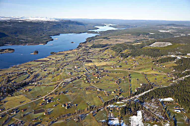 Flygbild över Klövsjö och Klövsjön drönarbilder, drönarfoto, flygbild, flygbilder, Flygfoto, flygfoton, höst, Jämtland, Klövsjö, Klövsjön, samhällen
