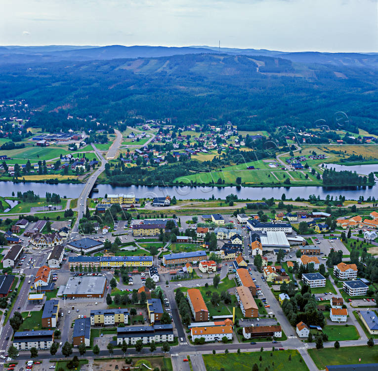 Flygbild över Malung bebyggelse, Dalarna, drönarbilder, flygbilder, Flygfoto, Malung, samhällen, sommar, Västerdalälven