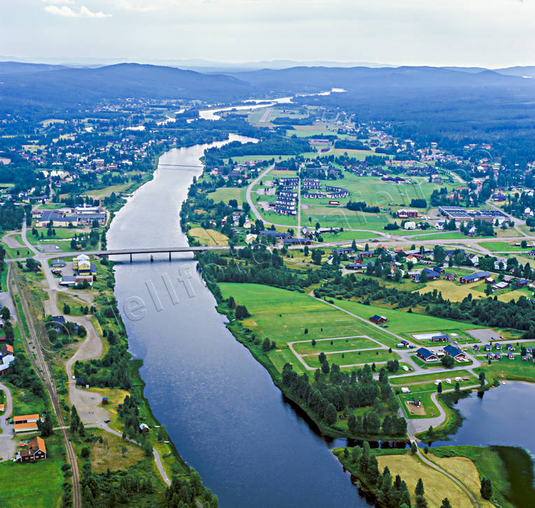 Flygbild över Malung bebyggelse, Dalarna, drönarbilder, drönarfoto, flygbild, flygbilder, Flygfoto, flygfoton, Landskap, Malung, samhällen, sommar, Västerdalälven