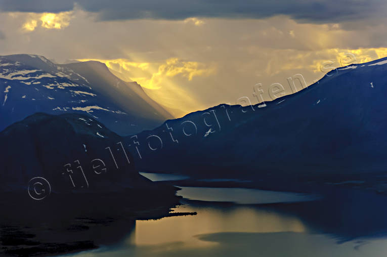 Flygbild över Sitojaure mot Sarek Bivtjabakte, drönarbild, drönarbilder, drönarfoto, fjäll, fjällbilder, flygbild, flygbilder, Flygfoto, flygfoton, Landskap, Laponia, lappland, Sijddojavrre, Sitojaure, solstrålar, sommar