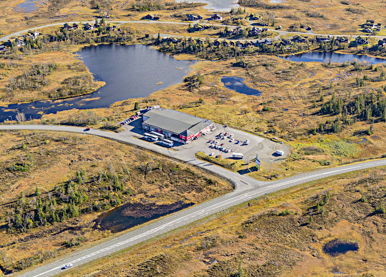 Flygfoto Konsum Storlien butik, Coop, Coop Extra, drönarbild, drönarbilder, drönarfoto, flygbild, flygbilder, Flygfoto, flygfoton, gränshandel, Jämtland, Konsum, norgehandel, samhällen, Storlien
