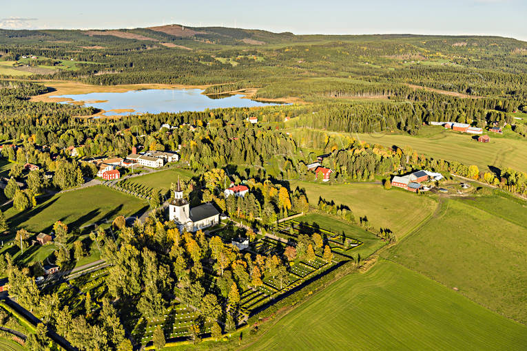 Flygfoto Offerdal kyrka drönarbild, drönarbilder, drönarfoto, flygbild, flygbilder, Flygfoto, flygfoton, höst, Jämtland, kyrka, kyrkor, Landskap, Offerdal, samhällen