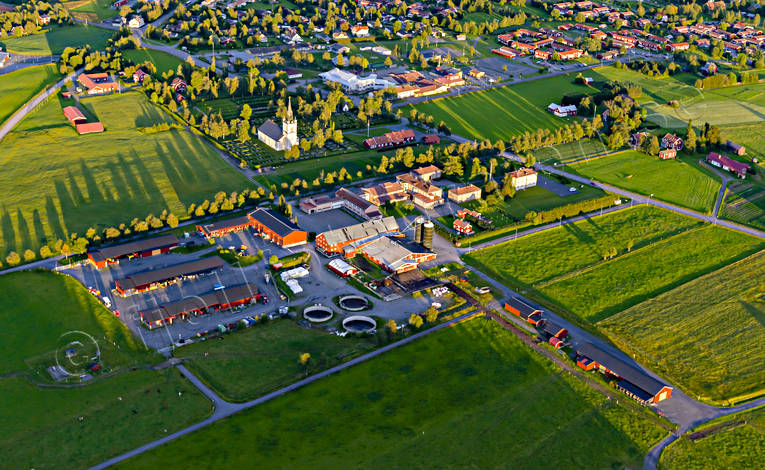 Flygfoto Torsta Naturbruksgymnasium anläggningar, drönarbild, drönarbilder, drönarfoto, flygbild, flygbilder, Flygfoto, flygfoton, gymnasieskola, Jämtland, kyrka, kyrkor, lantbruk, lantbruksskola, lantmannaskola, naturbruksgymnasium, samhällen, skola, sommar, Torsta, Torstaskolan