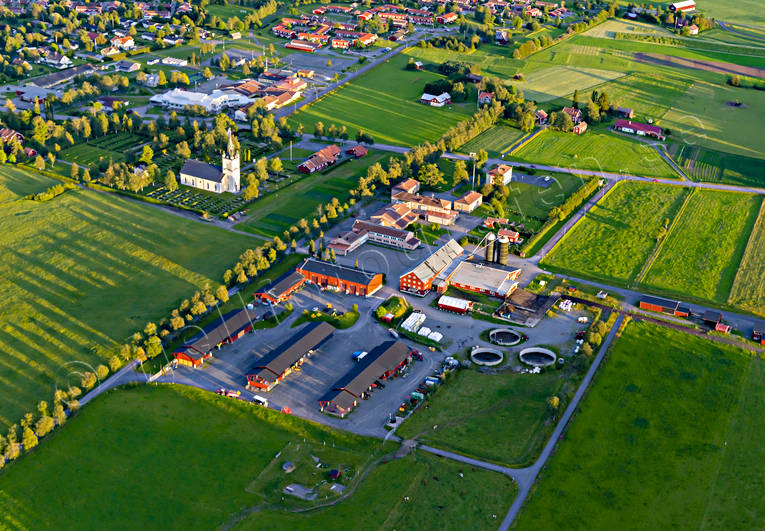 Flygfoto Torsta Naturbruksgymnasium anläggningar, drönarbild, drönarbilder, drönarfoto, flygbild, flygbilder, Flygfoto, flygfoton, gymnasieskola, Jämtland, kyrka, kyrkor, lantbruk, lantbruksskola, lantmannaskola, naturbruksgymnasium, samhällen, skola, sommar, Torsta, Torstaskolan