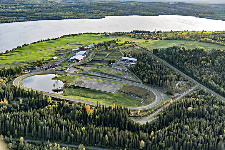 Flygfoto Travskolan Wången Alsensjön, anläggningar, drönarbild, drönarbilder, drönarfoto, flygbild, flygbilder, Flygfoto, flygfoton, gymnasieskola, hästskola, Jämtland, skola, sommar, travbana, travskola, Wången