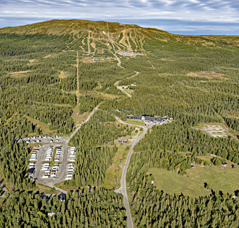 Flygfoto Trillevallen skidanläggning anläggningar, drönarbild, drönarbilder, drönarfoto, flygbild, flygbilder, Flygfoto, flygfoton, husvagnsparkering, Högvallen, höst, Jämtland, Landskap, nedfarter, skidanläggning, skidbackar, skidort, Trillevallen, välliste