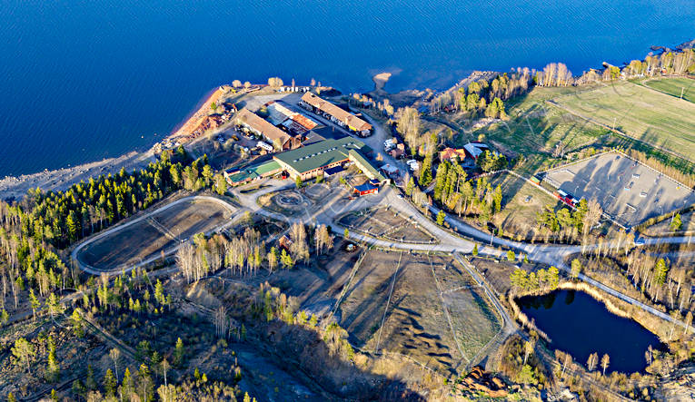 Flygfoto Vålbacken Ridcenter anläggningar, drönarbild, drönarbilder, drönarfoto, flygbild, flygbilder, Flygfoto, flygfoton, Jämtland, ridcenter, ridskola, Tegelbolaget, tegelbruk, Tegelbruket, Vålbacken, vår