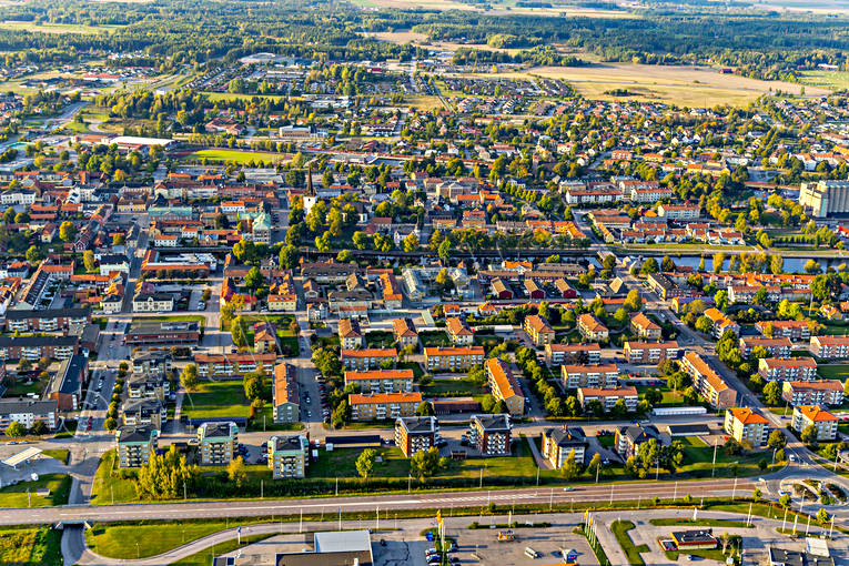 Flygfoto över Arboga Arboga, drönarbilder, drönarfoto, flygbild, flygbilder, Flygfoto, flygfoton, Heliga Trefaldighet, kvällsljus, kyrka, kyrkor, städer, Västmanland