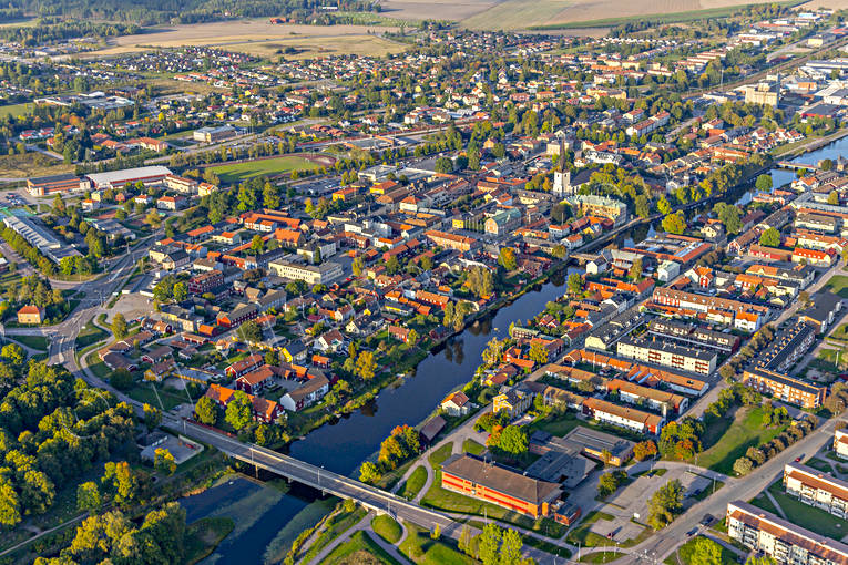 Flygfoto över Arboga Arboga, Arbogaån, drönarbilder, drönarfoto, flygbild, flygbilder, Flygfoto, flygfoton, Heliga Trefaldighet, kvällsljus, kyrka, kyrkor, städer, Västmanland
