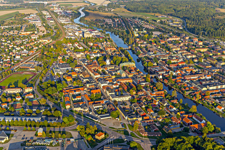 Flygfoto över Arboga Arboga, Arbogaån, drönarbilder, drönarfoto, flygbild, flygbilder, Flygfoto, flygfoton, Heliga Trefaldighet, kvällsljus, kyrka, kyrkor, städer, Västmanland