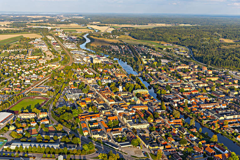 Flygfoto över Arboga Arboga, Arbogaån, drönarbilder, drönarfoto, flygbild, flygbilder, Flygfoto, flygfoton, Heliga Trefaldighet, kvällsljus, kyrka, kyrkor, städer, Västmanland