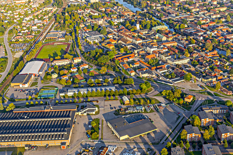 Flygfoto över Arboga Arboga, drönarbilder, drönarfoto, flygbild, flygbilder, Flygfoto, flygfoton, Heliga Trefaldighet, kvällsljus, kyrka, kyrkor, städer, Västmanland
