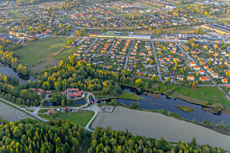 Flygfoto över Arboga Arboga, Arbogaån, drönarbilder, drönarfoto, flygbild, flygbilder, Flygfoto, flygfoton, kvällsljus, städer, Västmanland