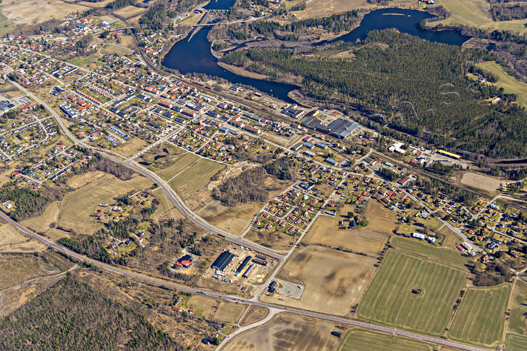 Flygfoto över Arbrå Arbrå, drönarbilder, drönarfoto, flygbild, flygbilder, Flygfoto, flygfoton, Forsön, Hälsingland, samhällen, vår