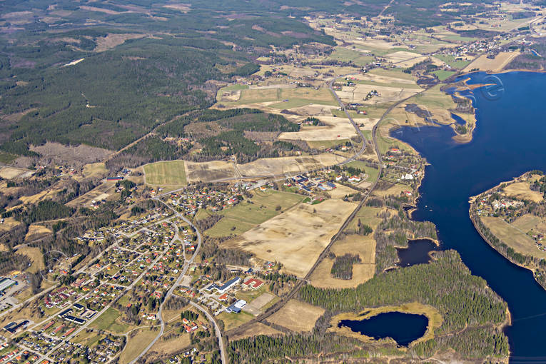 Flygfoto över Arbrå Arbrå, drönarbilder, drönarfoto, flygbild, flygbilder, Flygfoto, flygfoton, Hälsingland, samhällen, vår