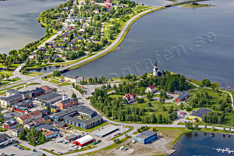 Flygfoto över Arjeplog Arjeplog, Arjepluovve, drönarbild, drönarbilder, drönarfoto, flygbild, flygbilder, Flygfoto, flygfoton, Kraja, kyrka, kyrkholmen, kyrkor, lappland, samhällen