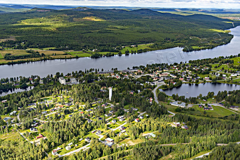Flygfoto över Backe backe, Backesjön, drönarbild, drönarbilder, drönarfoto, Fjällsjön, Fjällsjöälven, flygbild, flygbilder, Flygfoto, flygfoton, Jämtland, samhällen, sommar