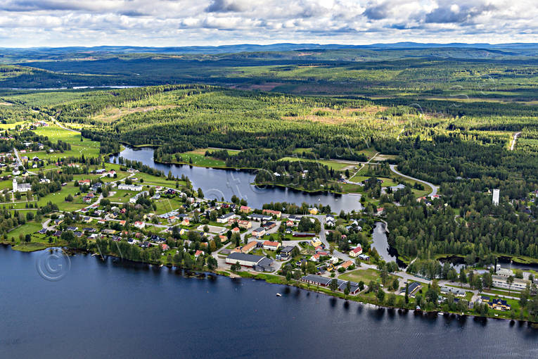 Flygfoto över Backe backe, Backesjön, drönarbild, drönarbilder, drönarfoto, flygbild, flygbilder, Flygfoto, flygfoton, Jämtland, samhällen, sommar