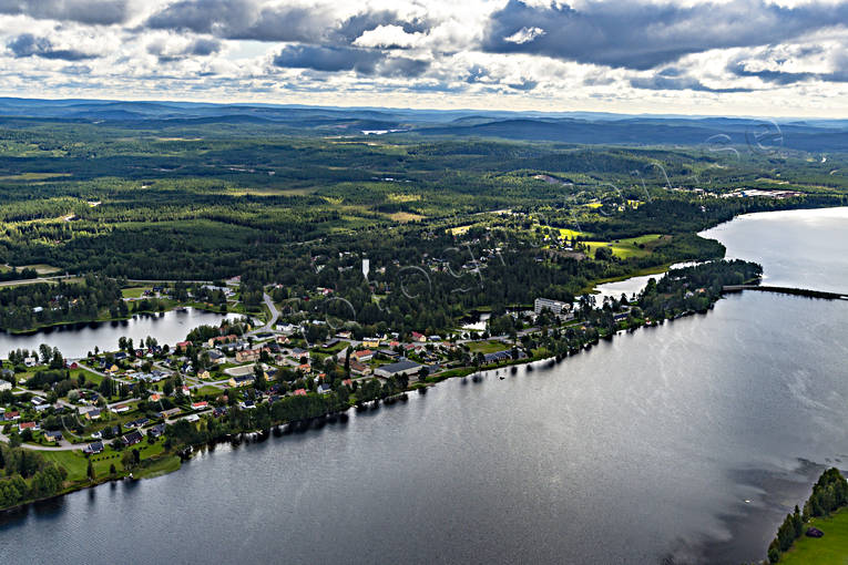 Flygfoto över Backe backe, Backesjönoret, drönarbild, drönarbilder, drönarfoto, Fjällsjön, Fjällsjöälven, flygbild, flygbilder, Flygfoto, flygfoton, Jämtland, samhällen, sommar