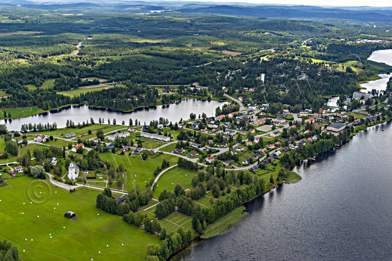 Flygfoto över Backe backe, Backesjön, drönarbild, drönarbilder, drönarfoto, flygbild, flygbilder, Flygfoto, flygfoton, Jämtland, samhällen, sommar