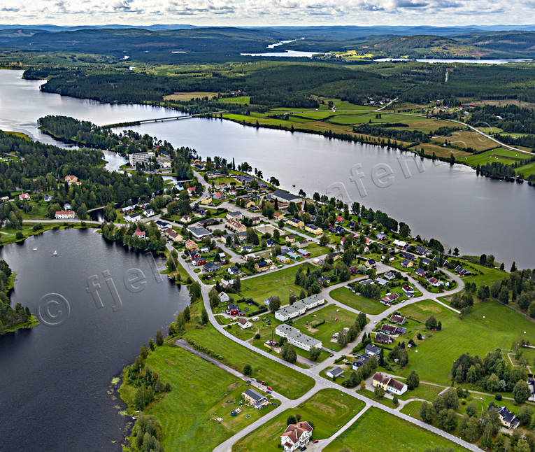 Flygfoto över Backe backe, Backesjön, drönarbild, drönarbilder, drönarfoto, Fjällsjön, Fjällsjöälven, flygbild, flygbilder, Flygfoto, flygfoton, Jämtland, Långnäset, samhällen, sommar