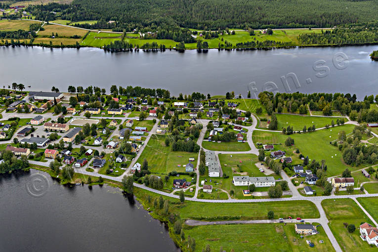 Flygfoto över Backe backe, Backesjön, drönarbild, drönarbilder, drönarfoto, Fjällsjön, Fjällsjöälven, flygbild, flygbilder, Flygfoto, flygfoton, Jämtland, samhällen, sommar
